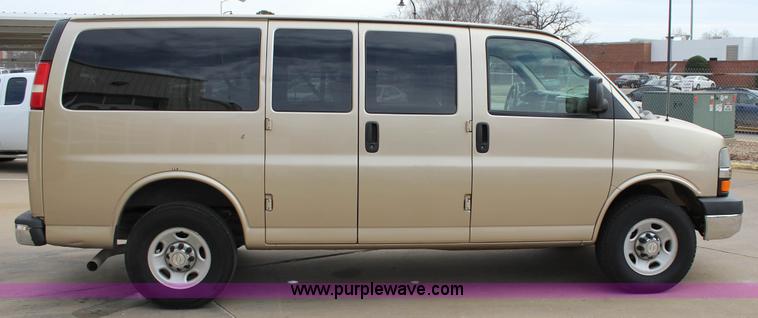 image for item J2317 2007 Chevrolet Express 3500 van