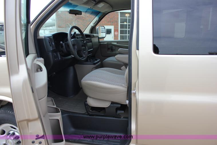 image for item J2317 2007 Chevrolet Express 3500 van