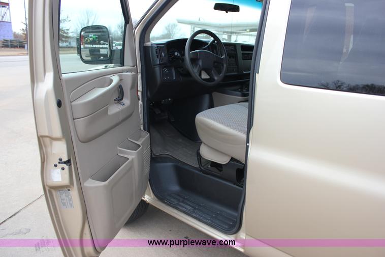 image for item J2317 2007 Chevrolet Express 3500 van
