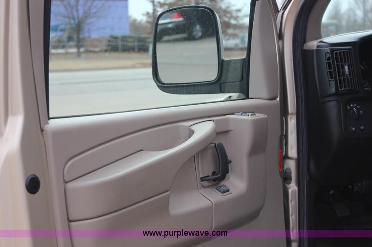 image for item J2317 2007 Chevrolet Express 3500 van