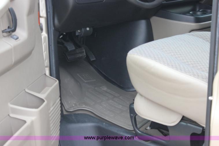 image for item J2317 2007 Chevrolet Express 3500 van