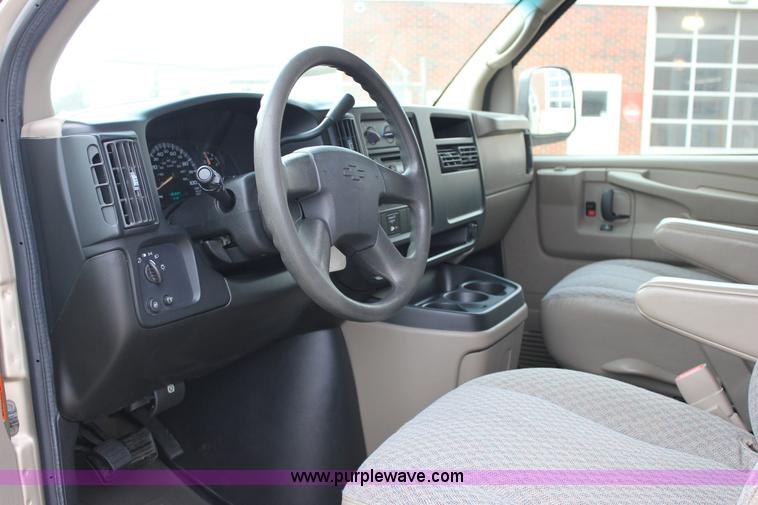 image for item J2317 2007 Chevrolet Express 3500 van