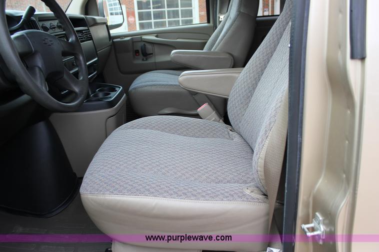 image for item J2317 2007 Chevrolet Express 3500 van