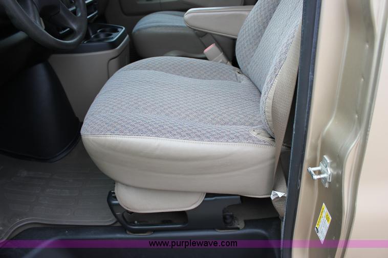 image for item J2317 2007 Chevrolet Express 3500 van