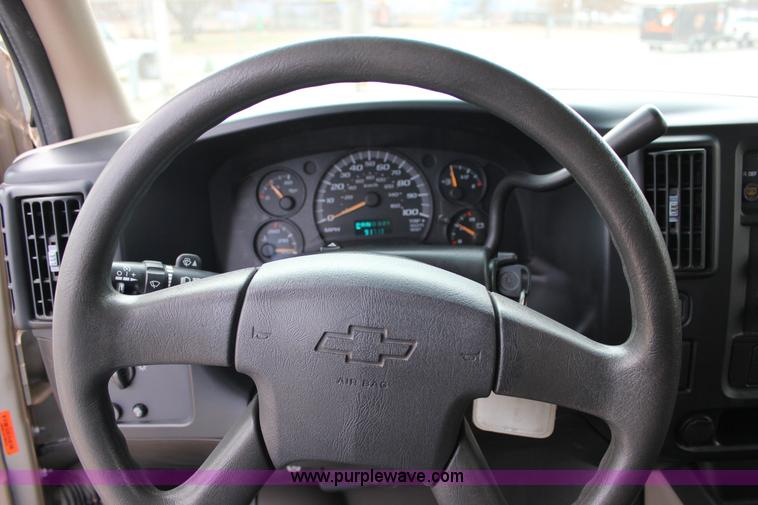 image for item J2317 2007 Chevrolet Express 3500 van