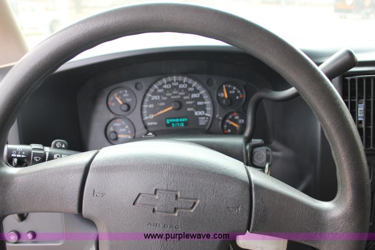 image for item J2317 2007 Chevrolet Express 3500 van