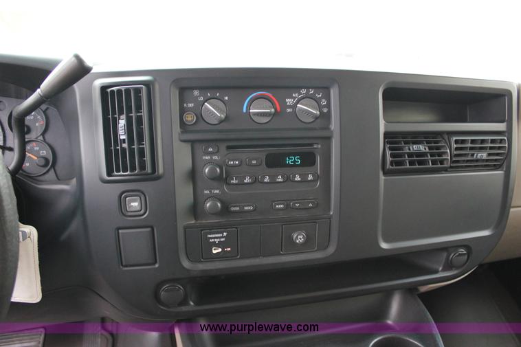 image for item J2317 2007 Chevrolet Express 3500 van