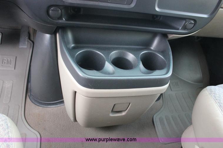 image for item J2317 2007 Chevrolet Express 3500 van