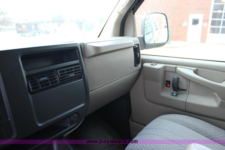 image for item J2317 2007 Chevrolet Express 3500 van