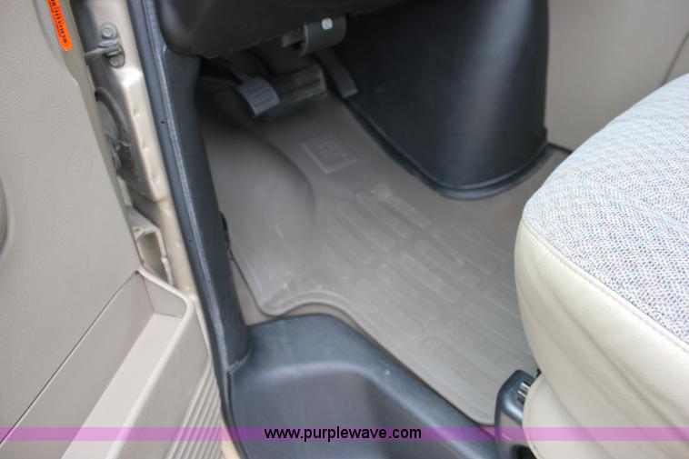 image for item J2317 2007 Chevrolet Express 3500 van