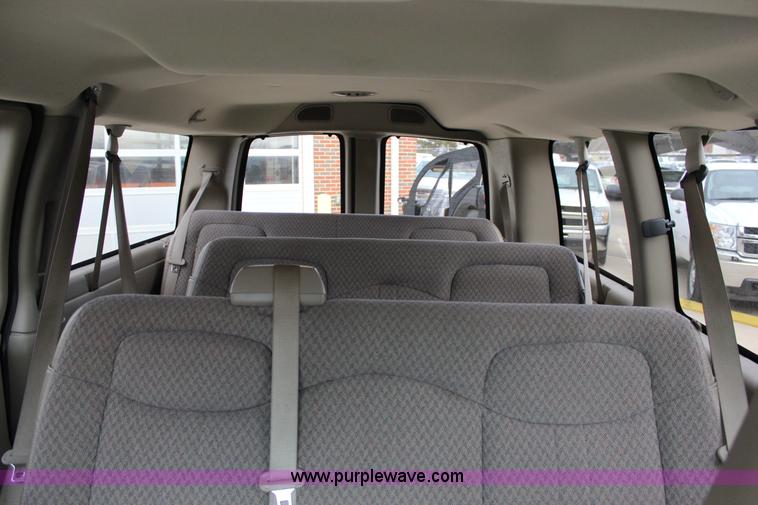 image for item J2317 2007 Chevrolet Express 3500 van