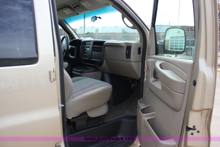 image for item J2317 2007 Chevrolet Express 3500 van