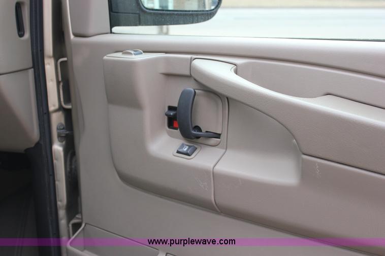 image for item J2317 2007 Chevrolet Express 3500 van