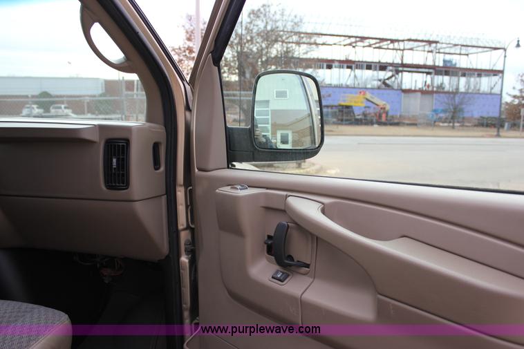 image for item J2317 2007 Chevrolet Express 3500 van