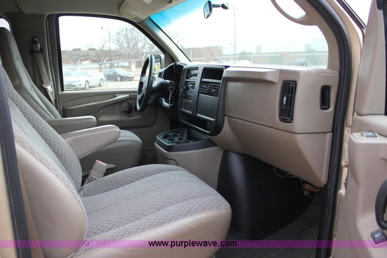 image for item J2317 2007 Chevrolet Express 3500 van