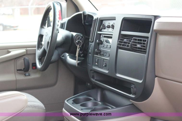 image for item J2317 2007 Chevrolet Express 3500 van