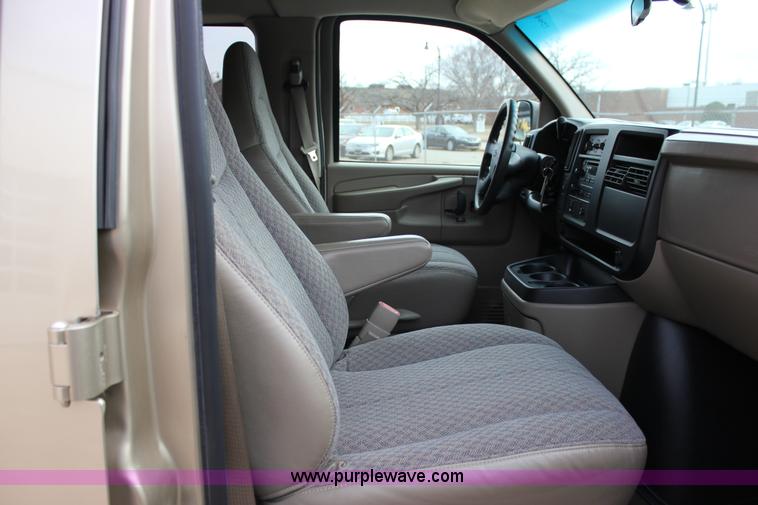 image for item J2317 2007 Chevrolet Express 3500 van