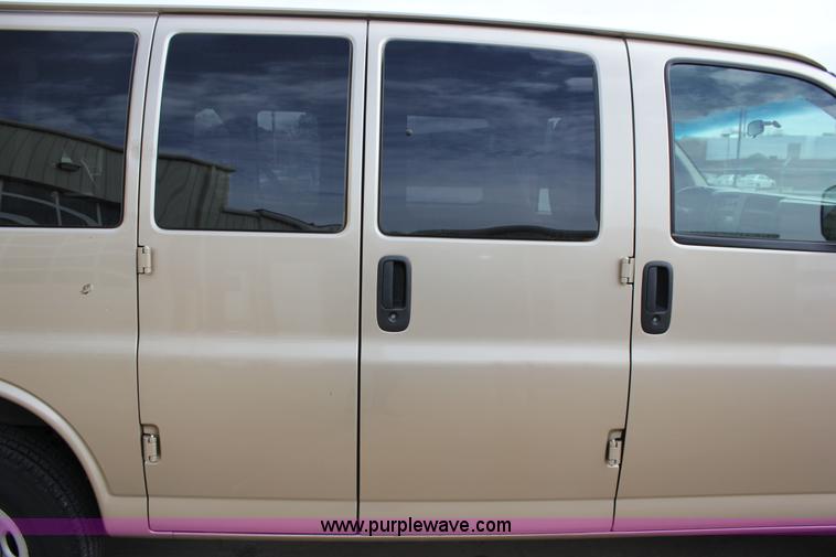image for item J2317 2007 Chevrolet Express 3500 van