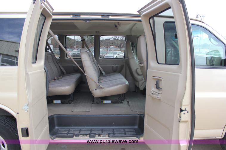 image for item J2317 2007 Chevrolet Express 3500 van