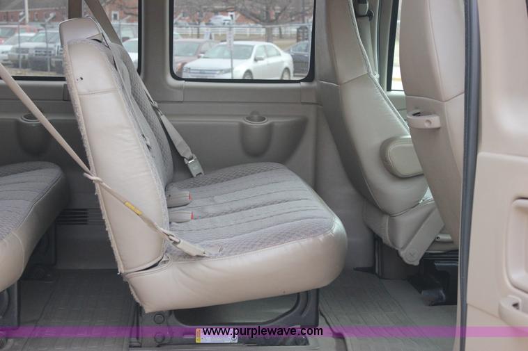image for item J2317 2007 Chevrolet Express 3500 van