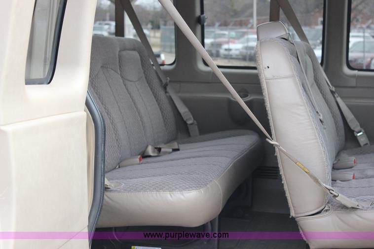 image for item J2317 2007 Chevrolet Express 3500 van