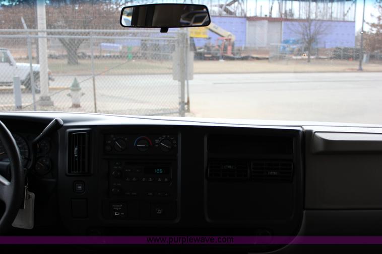 image for item J2317 2007 Chevrolet Express 3500 van
