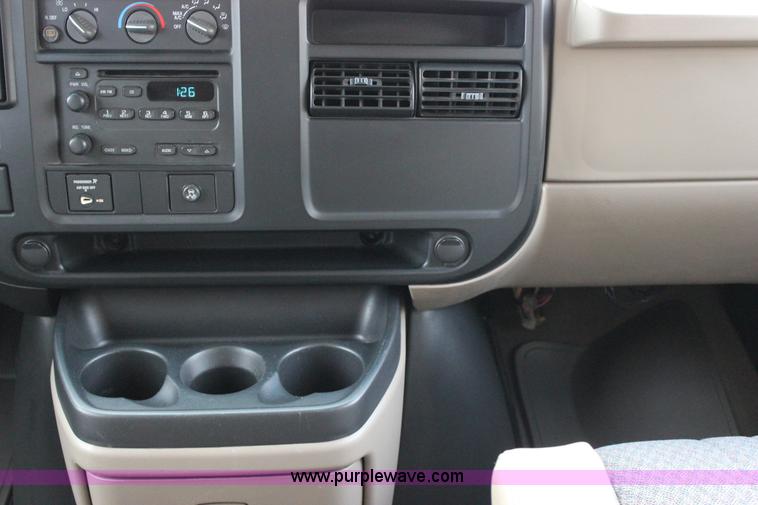 image for item J2317 2007 Chevrolet Express 3500 van