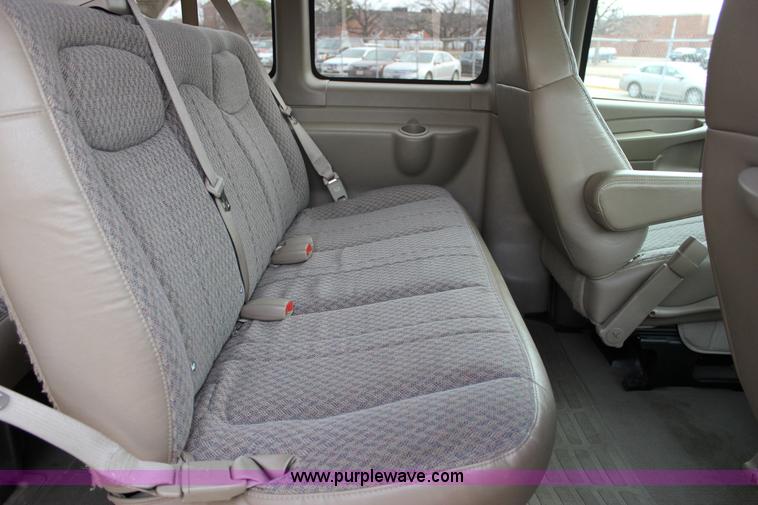 image for item J2317 2007 Chevrolet Express 3500 van