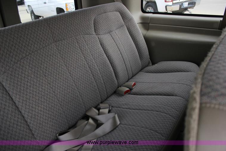 image for item J2317 2007 Chevrolet Express 3500 van