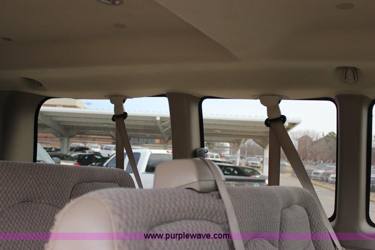 image for item J2317 2007 Chevrolet Express 3500 van