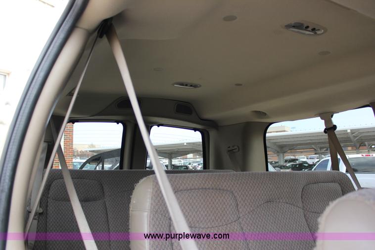 image for item J2317 2007 Chevrolet Express 3500 van