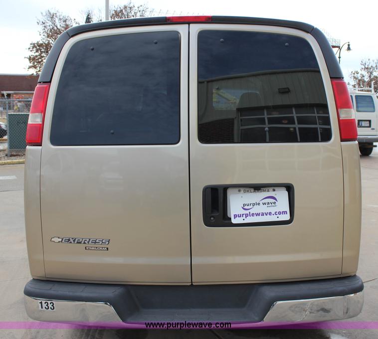 image for item J2317 2007 Chevrolet Express 3500 van