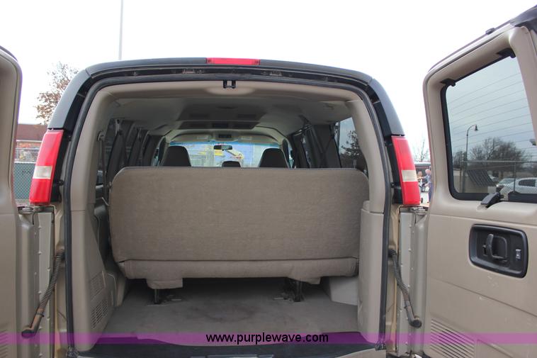image for item J2317 2007 Chevrolet Express 3500 van