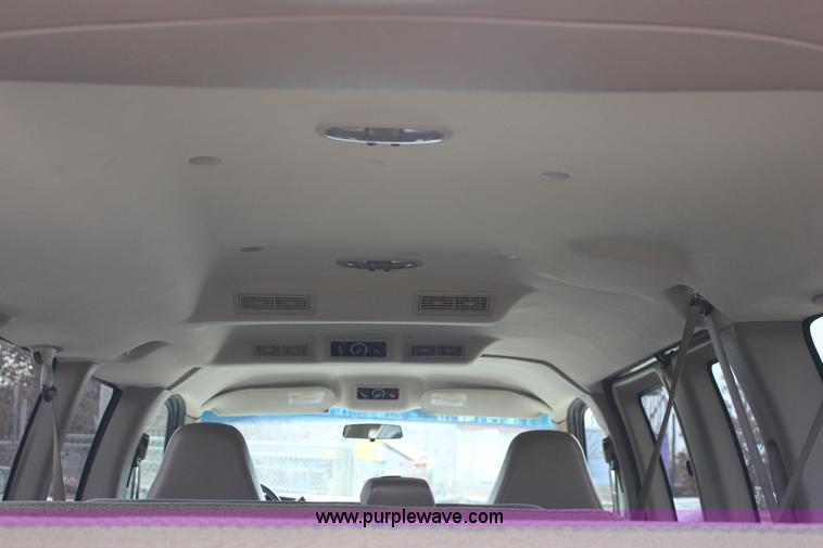 image for item J2317 2007 Chevrolet Express 3500 van