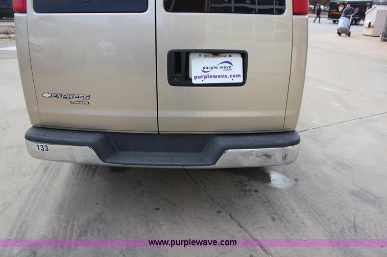 image for item J2317 2007 Chevrolet Express 3500 van