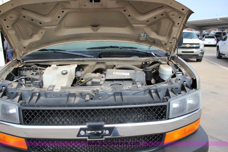 image for item J2317 2007 Chevrolet Express 3500 van