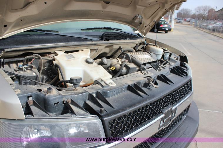 image for item J2317 2007 Chevrolet Express 3500 van