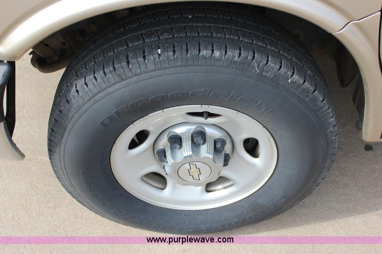 image for item J2317 2007 Chevrolet Express 3500 van
