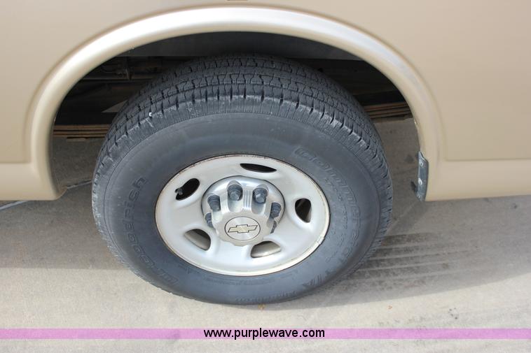 image for item J2317 2007 Chevrolet Express 3500 van