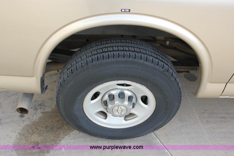 image for item J2317 2007 Chevrolet Express 3500 van