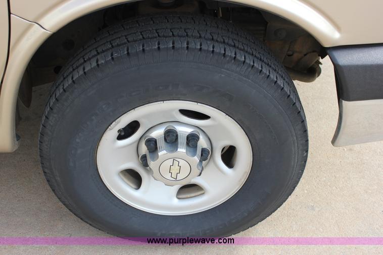 image for item J2317 2007 Chevrolet Express 3500 van