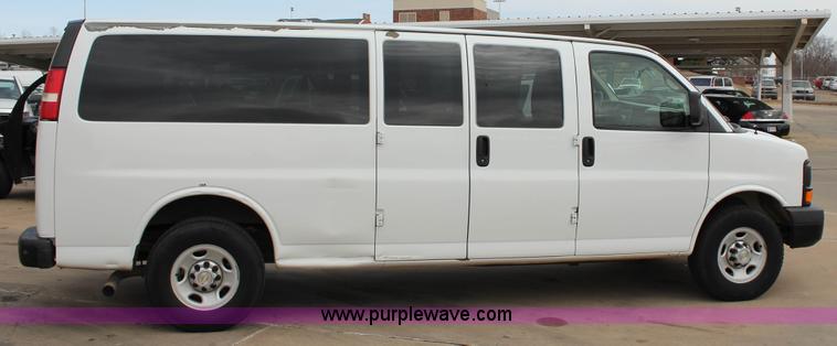 image for item J2318 2010 Chevrolet Express 3500 Extended van