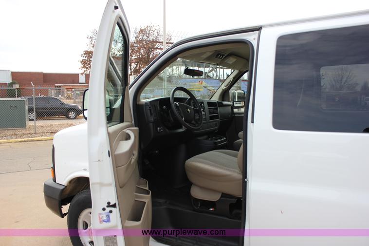 image for item J2318 2010 Chevrolet Express 3500 Extended van