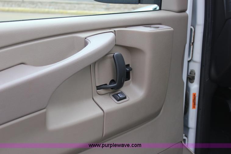 image for item J2318 2010 Chevrolet Express 3500 Extended van