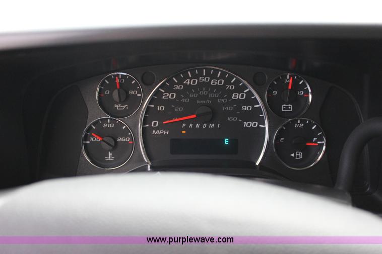 image for item J2318 2010 Chevrolet Express 3500 Extended van