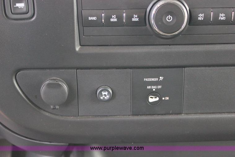 image for item J2318 2010 Chevrolet Express 3500 Extended van
