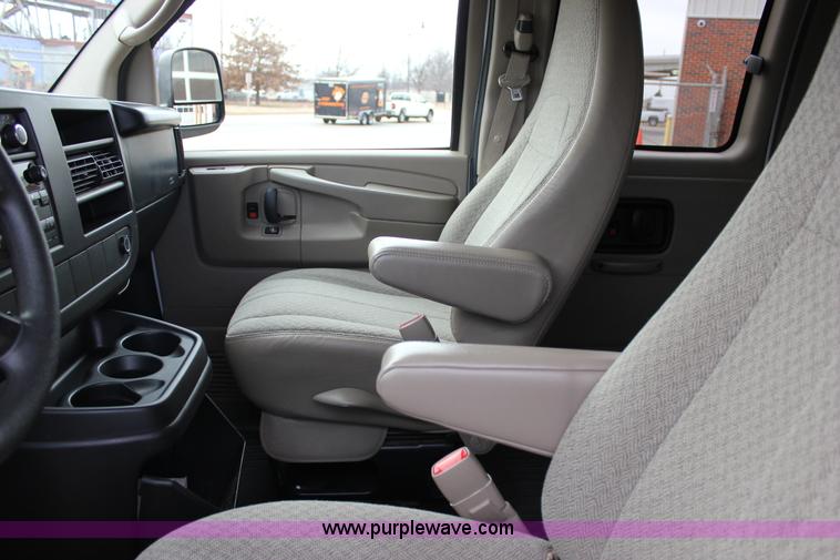 image for item J2318 2010 Chevrolet Express 3500 Extended van