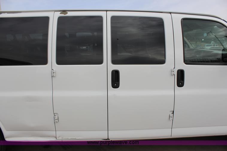 image for item J2318 2010 Chevrolet Express 3500 Extended van