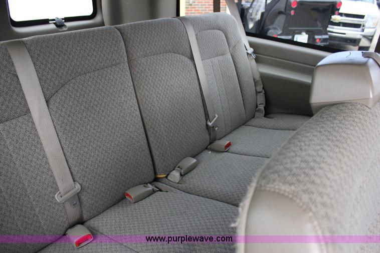 image for item J2318 2010 Chevrolet Express 3500 Extended van