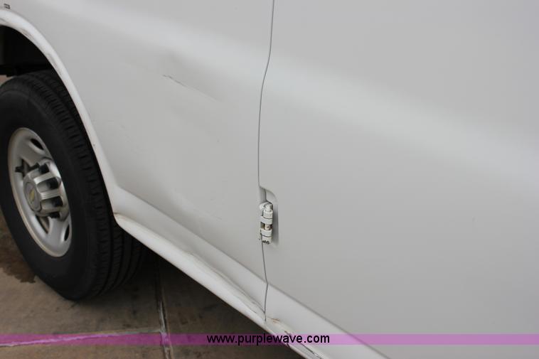 image for item J2318 2010 Chevrolet Express 3500 Extended van